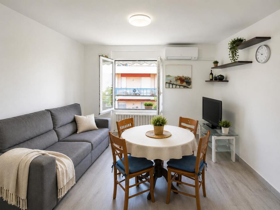 TV and multimedia, Living room, Seating area, Dining area, air conditioner
