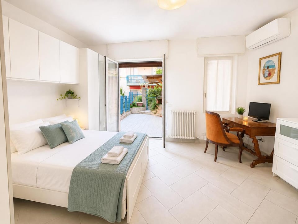 Bed, Photo of the whole room, Bedroom, air conditioner