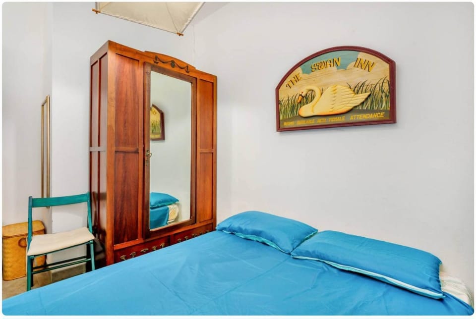 Photo of the whole room, Bedroom, wardrobe