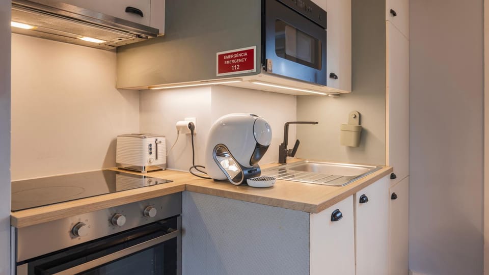 Coffee/tea facilities, Kitchen or kitchenette, stove