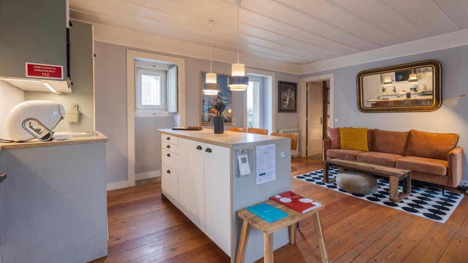 Kitchen or kitchenette, Living room, Seating area, Dining area