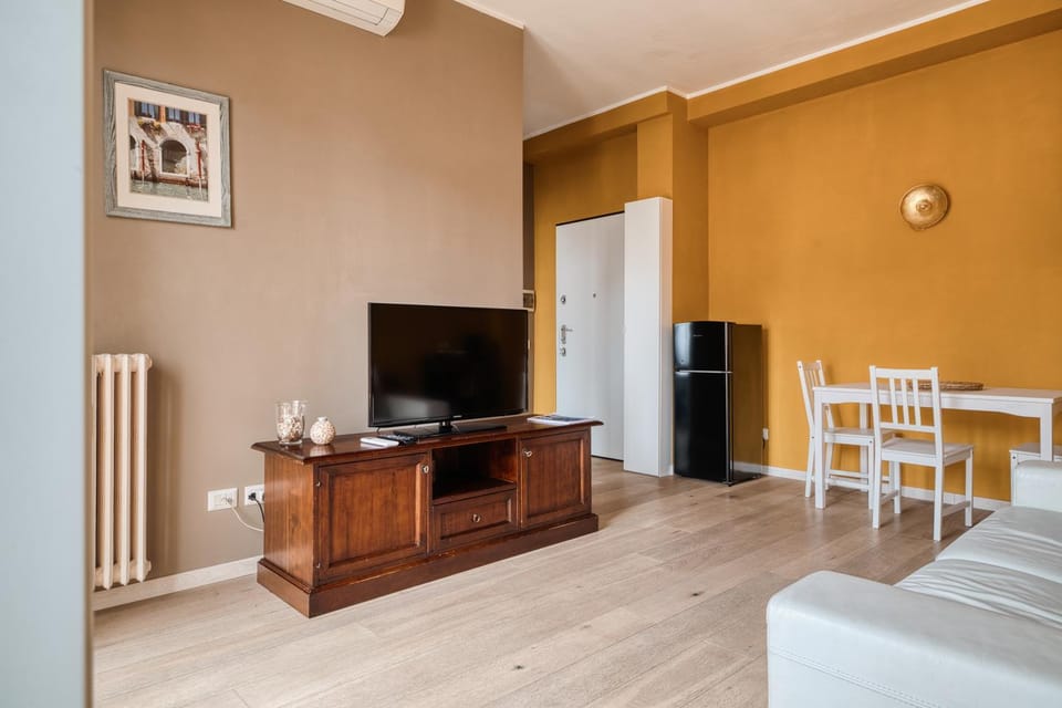 TV and multimedia, Living room, Seating area, Evening entertainment, internet