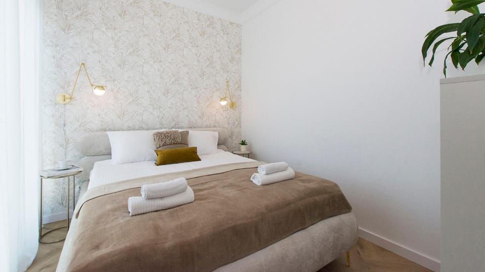 Bed, Bedroom, towels