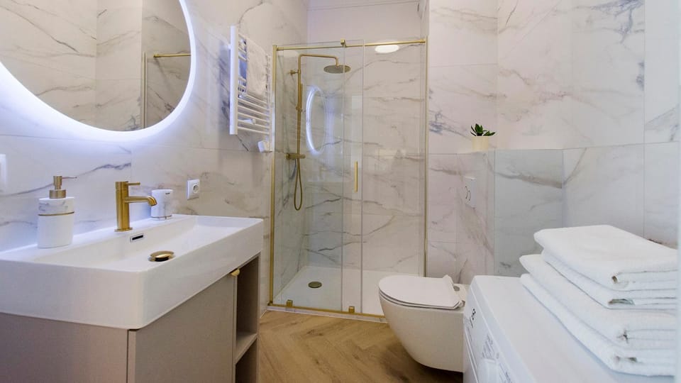 Shower, Toilet, Bathroom, towels