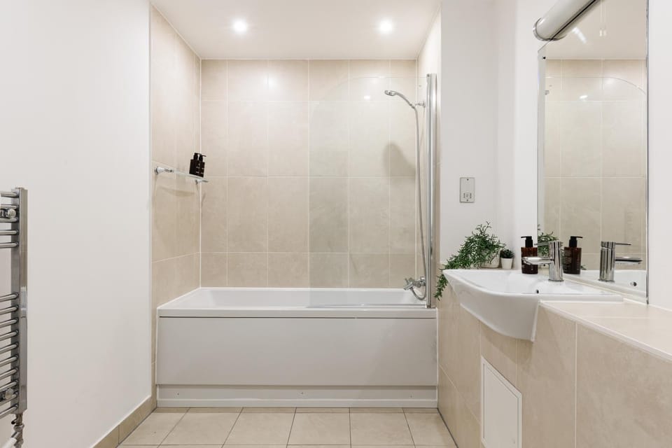 New! Lovely 2BR Flat with Balcony near Westfield Apartment in London