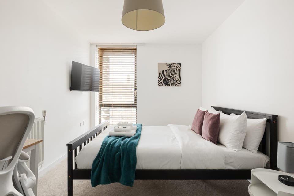 New! Lovely 2BR Flat with Balcony near Westfield Apartment in London