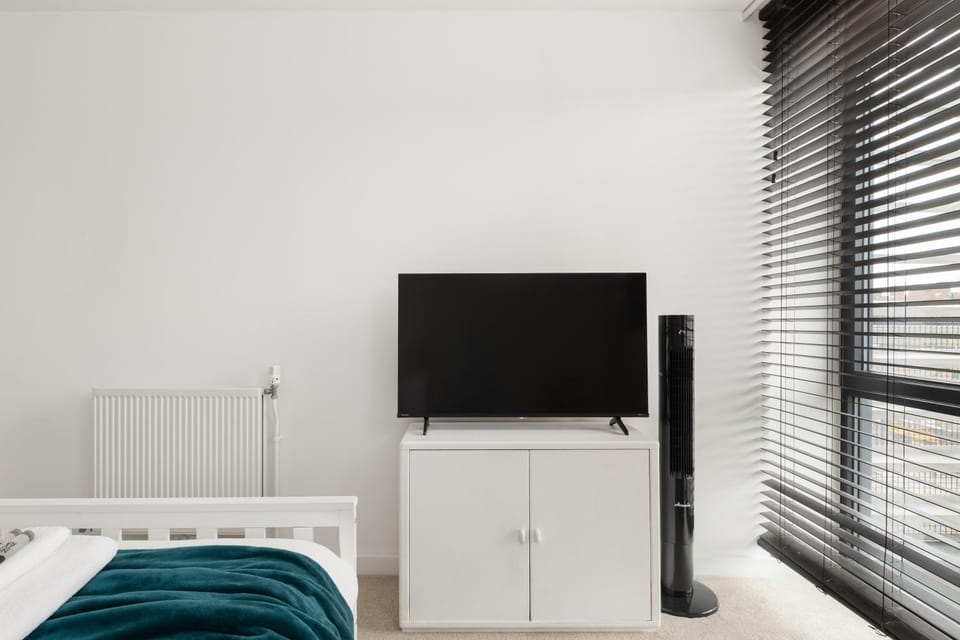 New! Lovely 2BR Flat with Balcony near Westfield Apartment in London