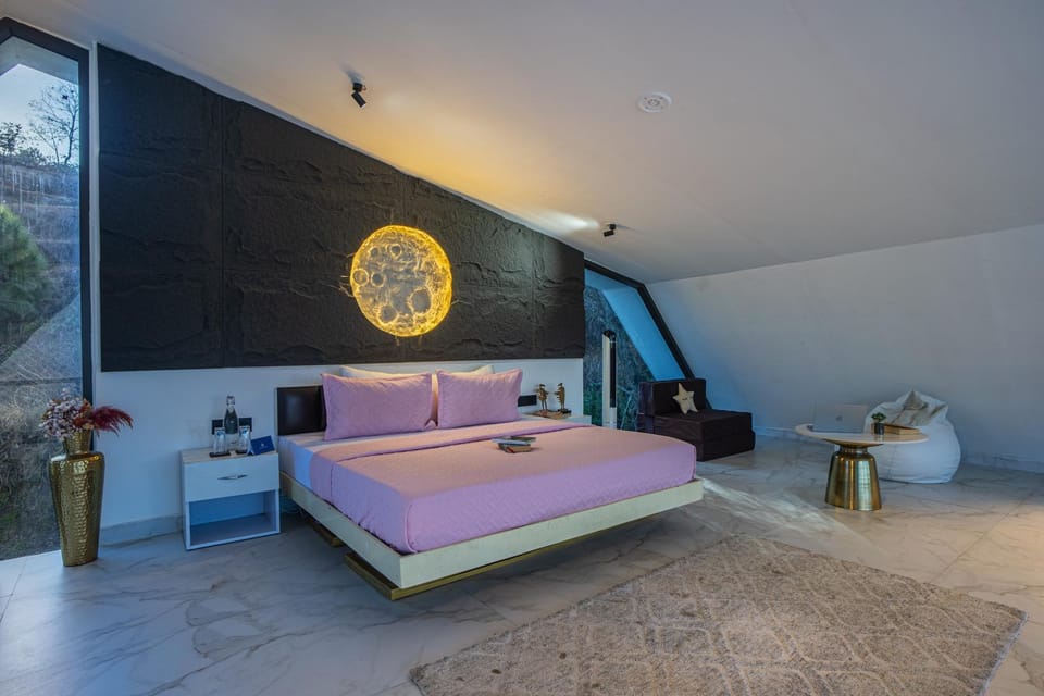 Bed, Seating area, Bedroom