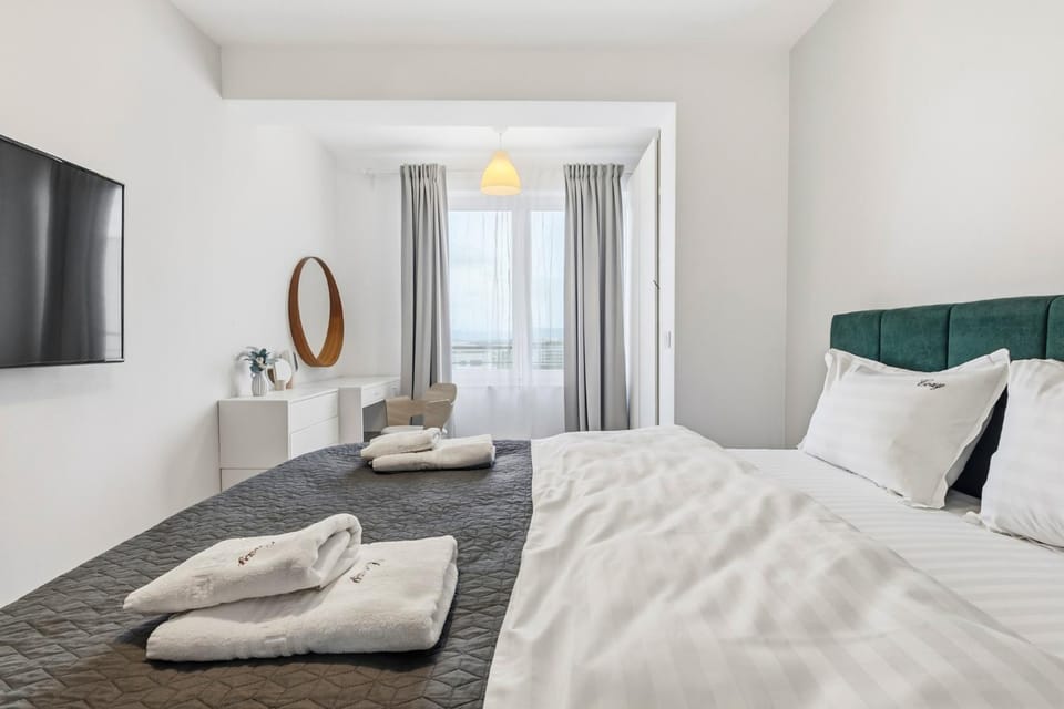 Bed, TV and multimedia, Photo of the whole room, Bedroom, towels