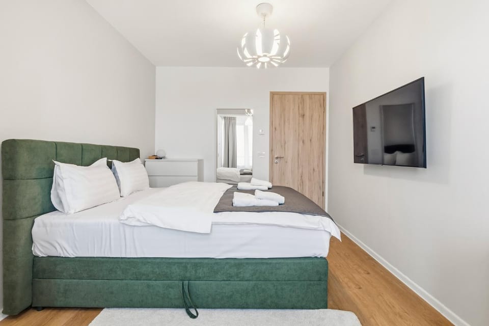 Bed, TV and multimedia, Photo of the whole room, Bedroom, towels, wardrobe