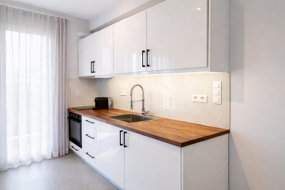 Coffee/tea facilities, oven, stove, kitchen