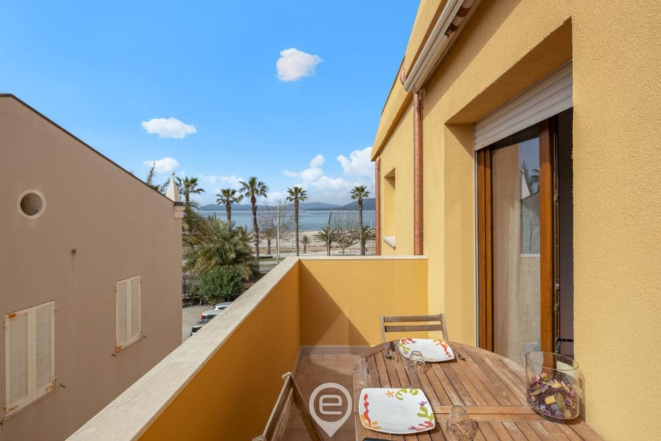 Estay - Exclusive Seaview Apartment in front of the beach Apartment in Alghero