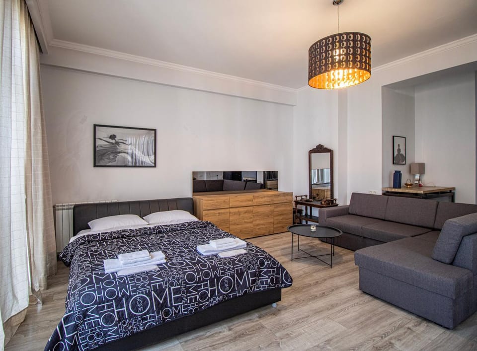 Bed, Photo of the whole room, Seating area, Bedroom