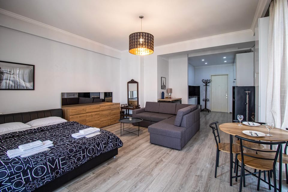 Bed, Photo of the whole room, Seating area, Dining area