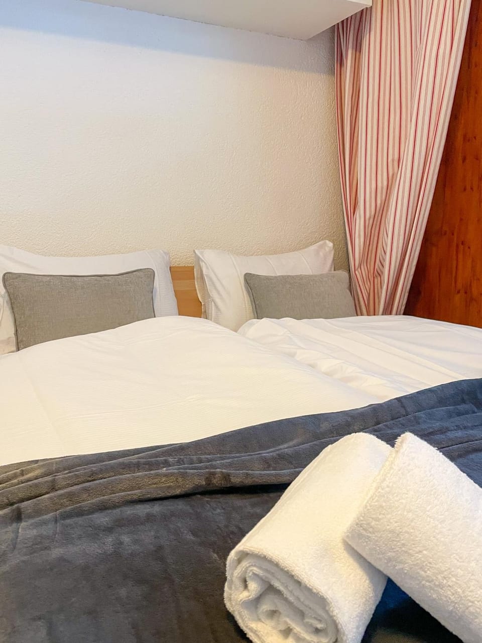 Bed, Bedroom, towels