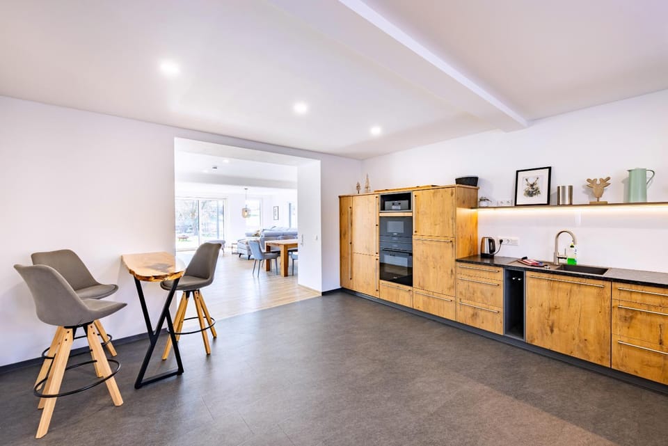 Coffee/tea facilities, Kitchen or kitchenette, Dining area, minibar, oven, pet friendly