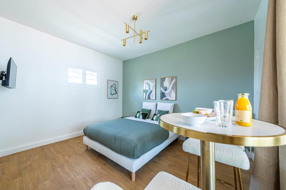 Bed, Living room, Dining area, Bedroom