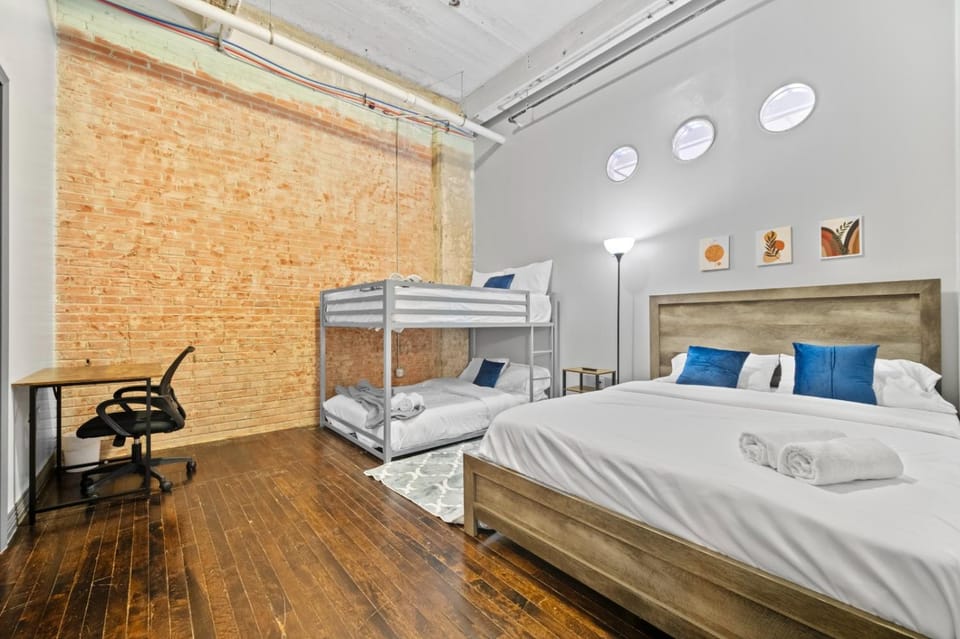 Beautiful Downtown Apartment with Pool, Laundry, Parking Apartment in Dallas