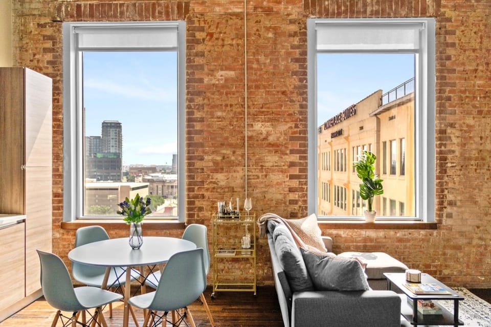 Beautiful Downtown Apartment with Pool, Laundry, Parking Apartment in Dallas