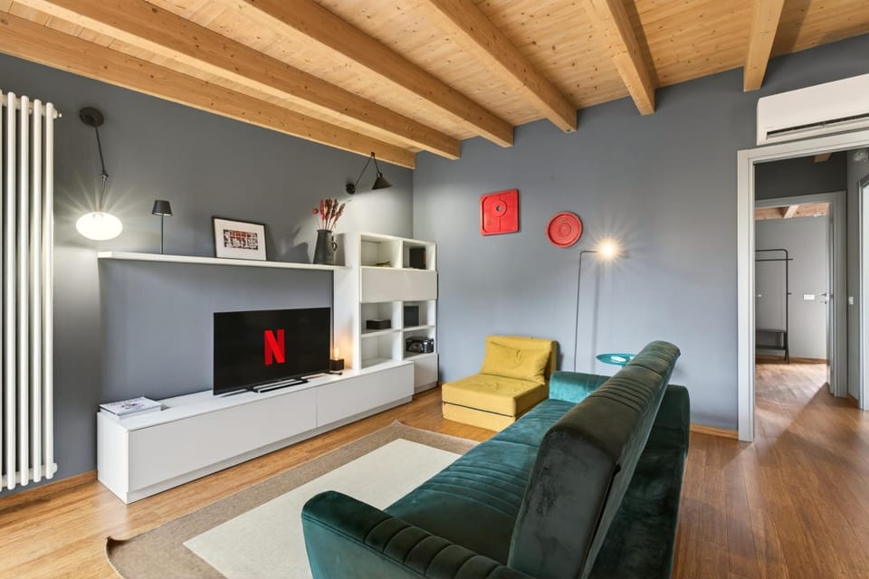 TV and multimedia, Living room, Seating area, air conditioner
