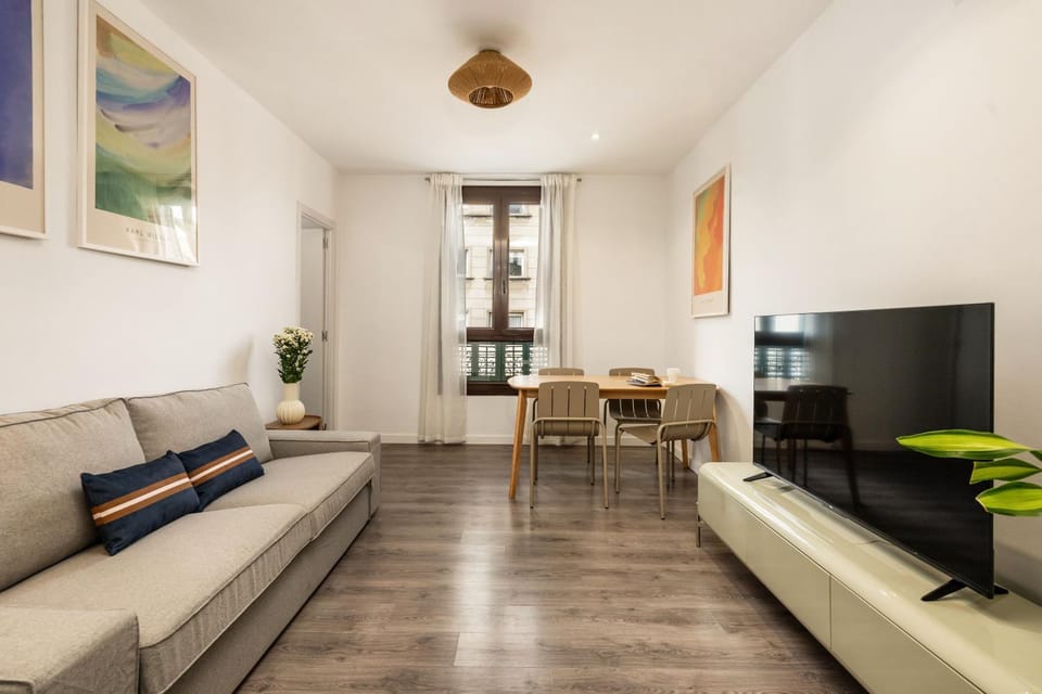Eixample Pedestrian Gem Balcony Bathtub AC Apartment in Barcelona