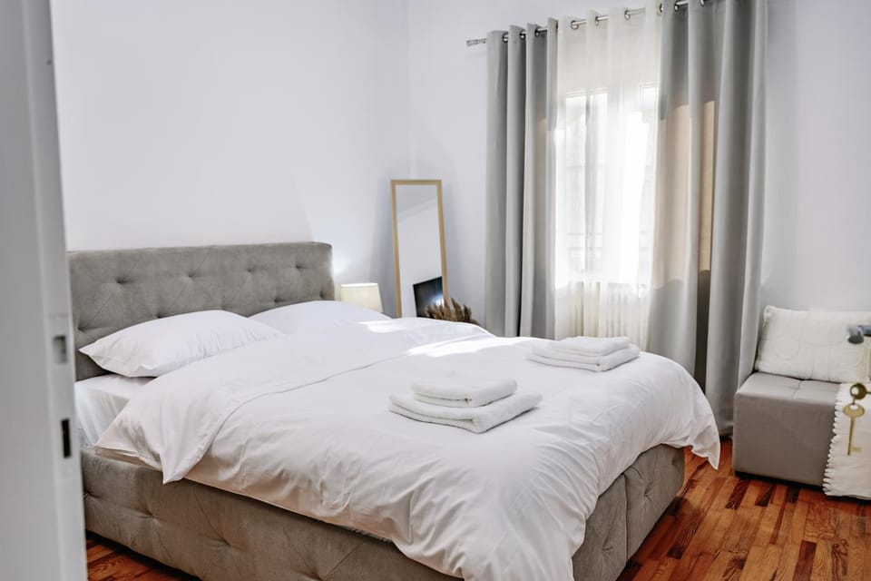 Bed, Photo of the whole room, towels