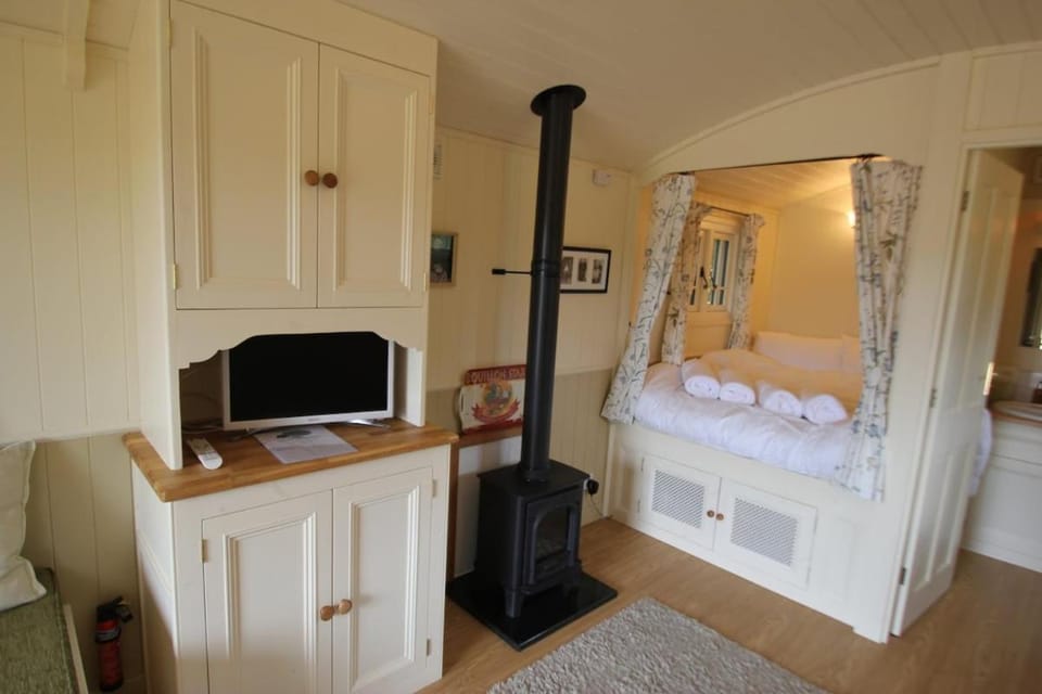 Le Grande Roulotte Apartment in Mid Sussex District