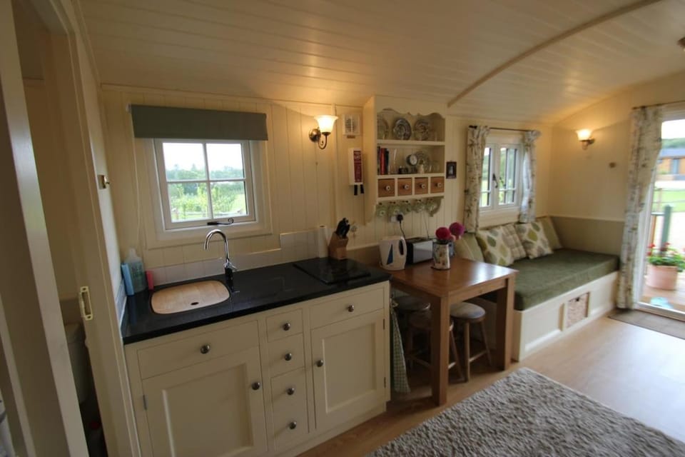 Le Grande Roulotte Apartment in Mid Sussex District