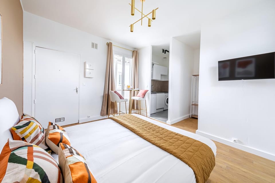 Facade/entrance, Bed, TV and multimedia, Living room, Photo of the whole room, Seating area, Bedroom