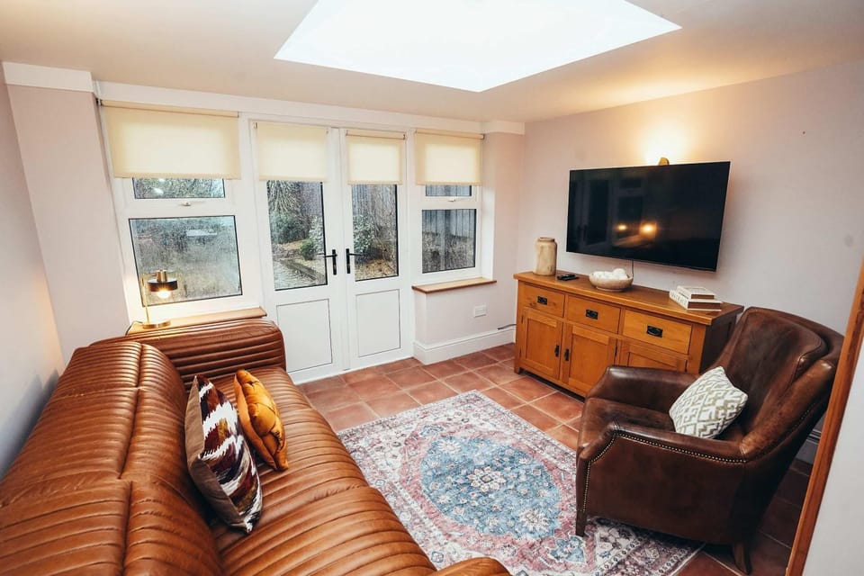 TV and multimedia, Living room, Seating area, Evening entertainment