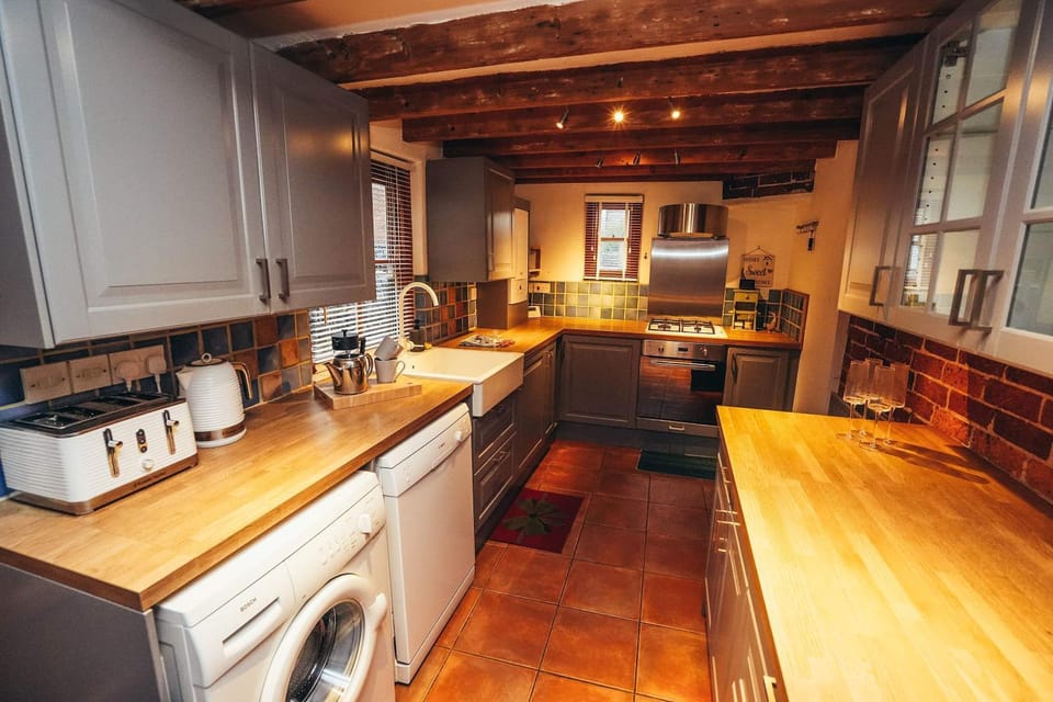Coffee/tea facilities, Kitchen or kitchenette, dishwasher, minibar, oven, stove, toaster, washing machine