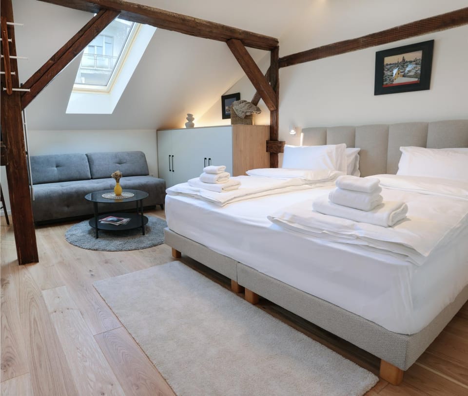 Bed, Photo of the whole room, Seating area