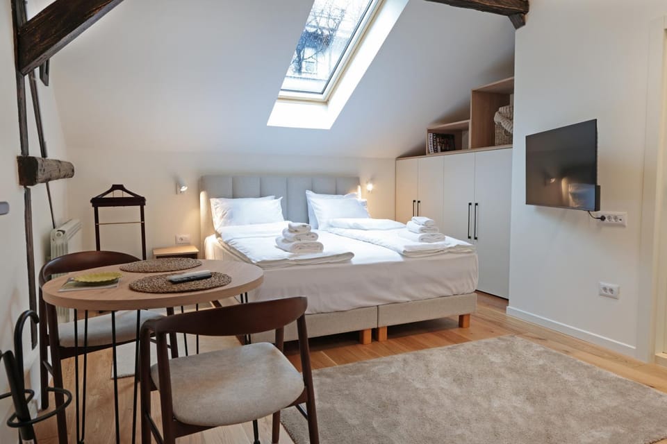 Bed, TV and multimedia, Photo of the whole room, Seating area, towels, wardrobe