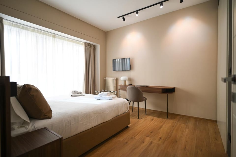 Bed, TV and multimedia, Photo of the whole room, Bedroom