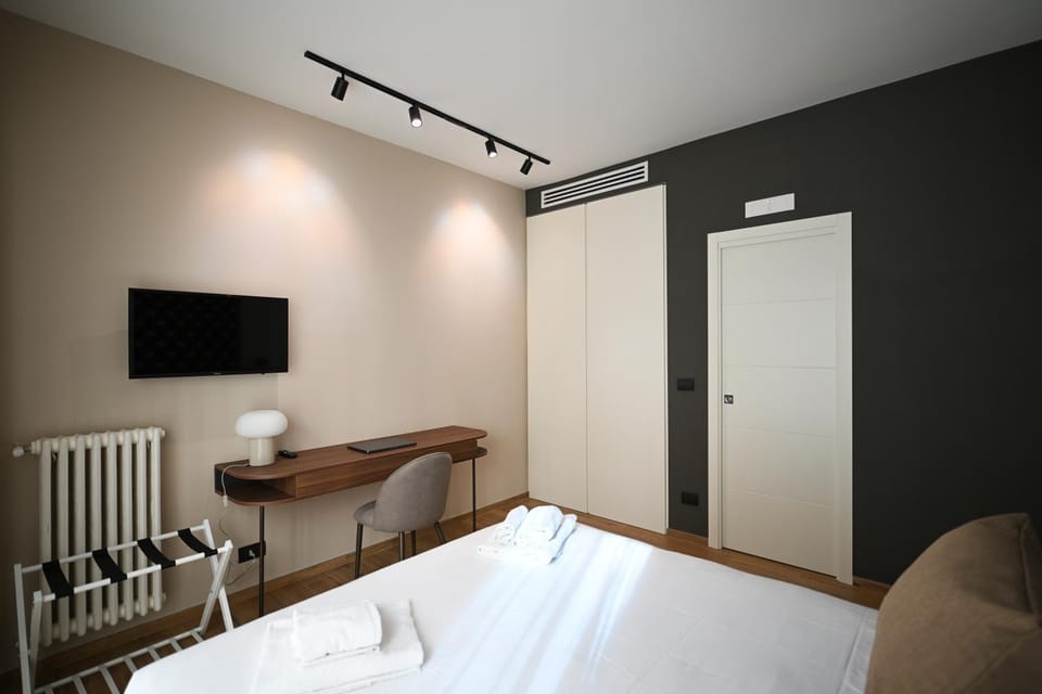 Bed, TV and multimedia, Photo of the whole room, Seating area, Bedroom