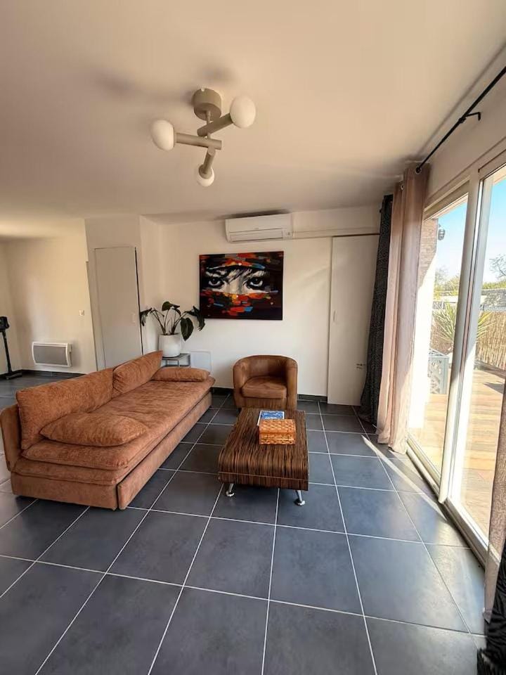 house with jacuzzi spa, wifi, 2 bedrooms House in Nimes