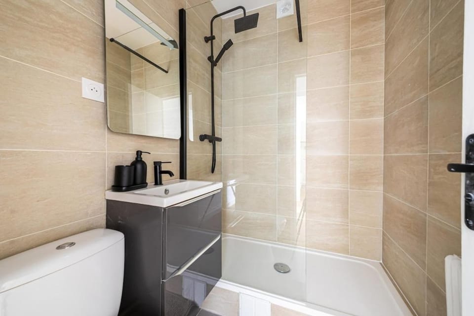 Comfortable Apartment Just Outside Paris in Issy-les-Moulineaux Apartment in Vanves