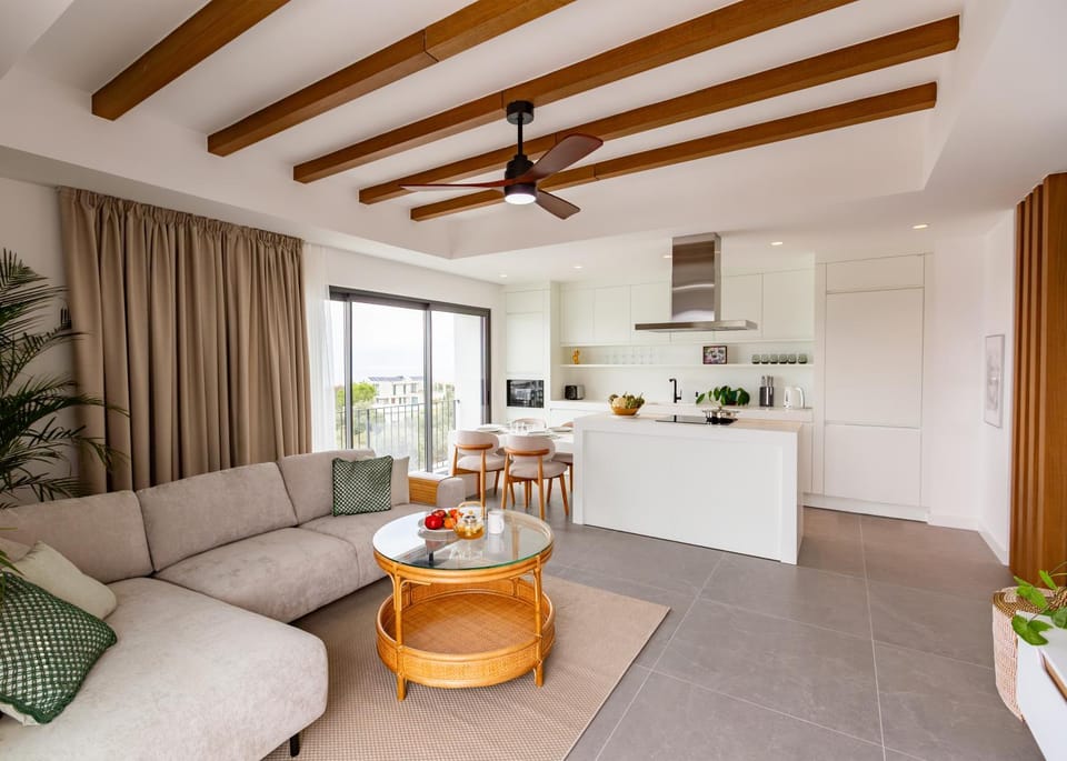 Communal lounge/ TV room, Kitchen or kitchenette, Living room, Seating area, Dining area, stove