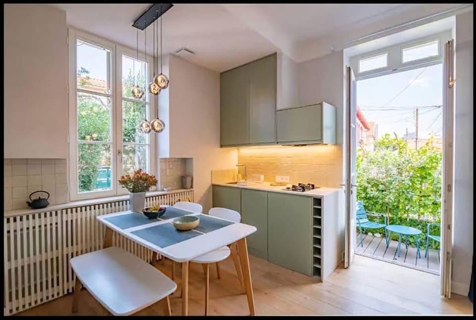 Kitchen or kitchenette, Dining area