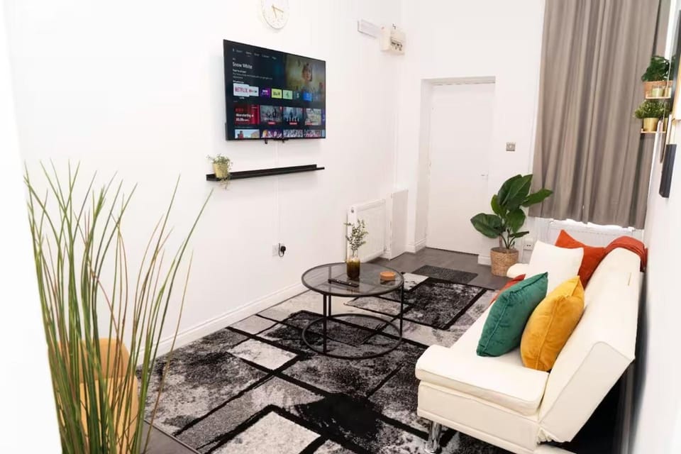 TV and multimedia, Living room, Seating area, Evening entertainment