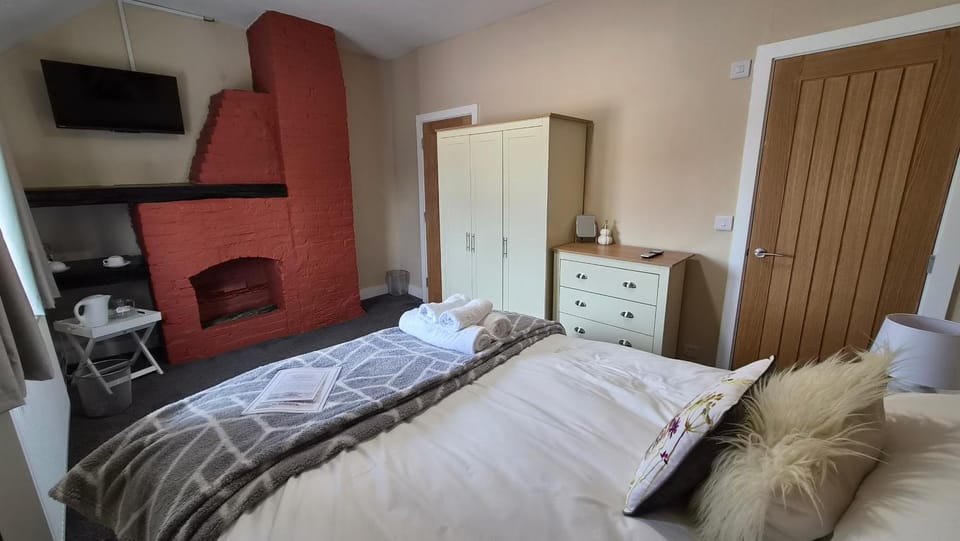 Bed, TV and multimedia, Photo of the whole room, Bedroom, wardrobe