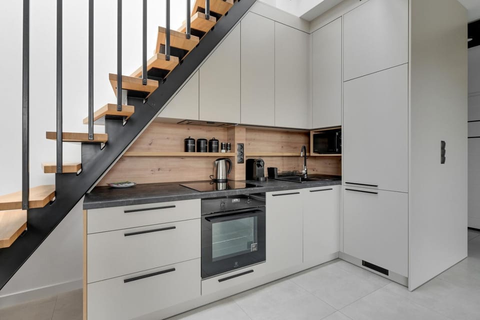 Kitchen or kitchenette, dishwasher, stove