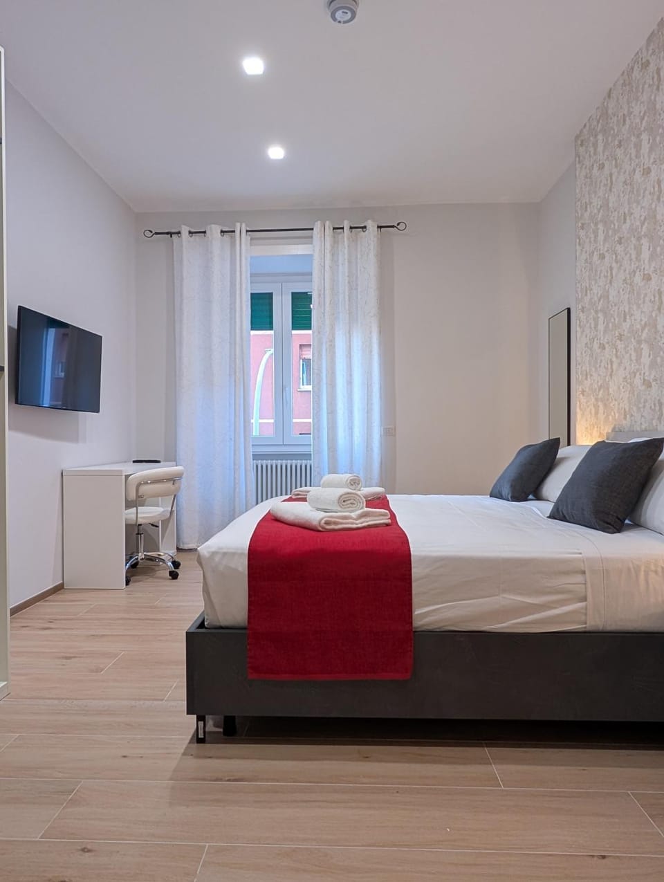 Bed, TV and multimedia, Photo of the whole room, Bedroom
