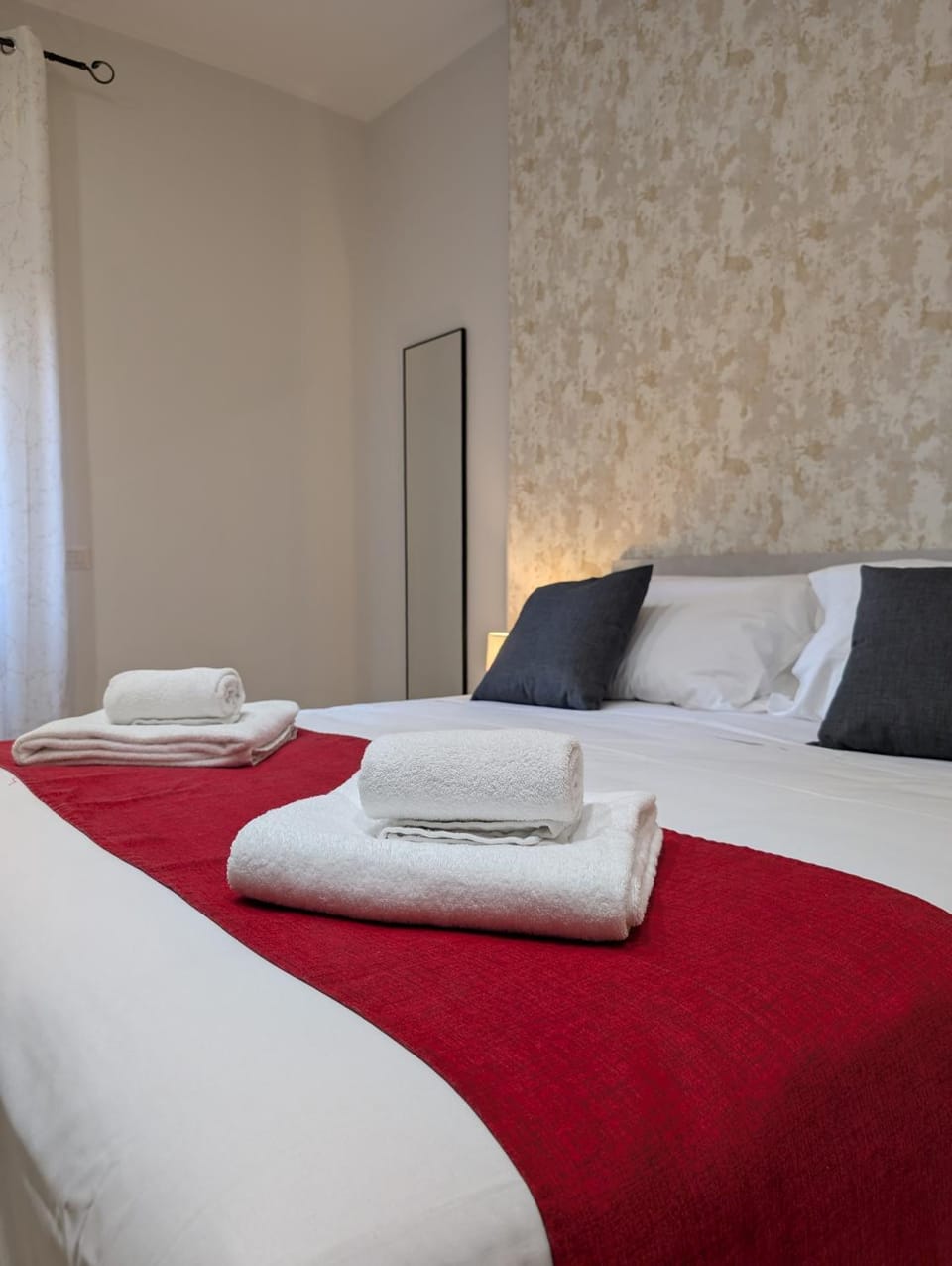 Bed, TV and multimedia, Photo of the whole room, Bedroom, towels