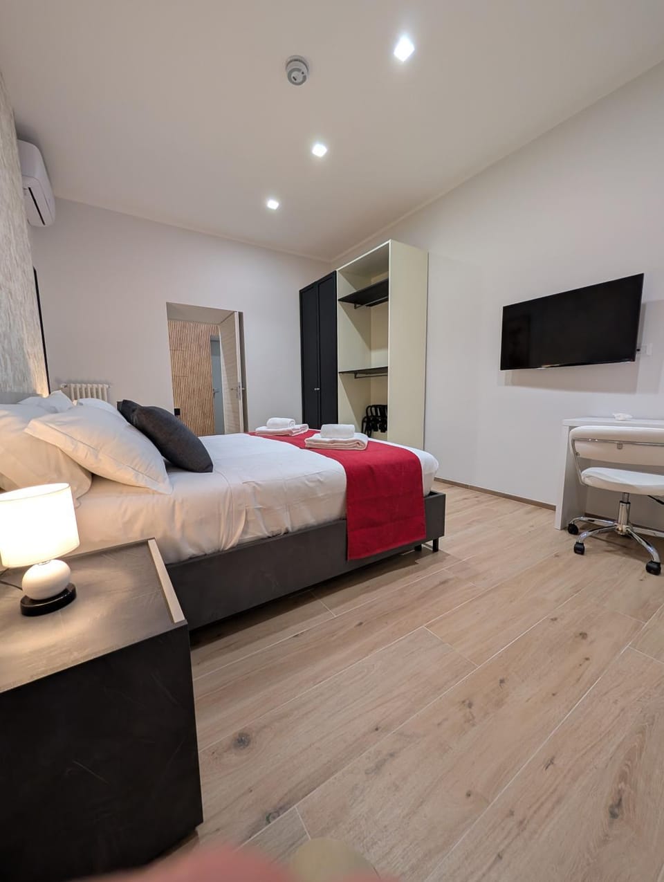 TV and multimedia, Photo of the whole room, Bedroom