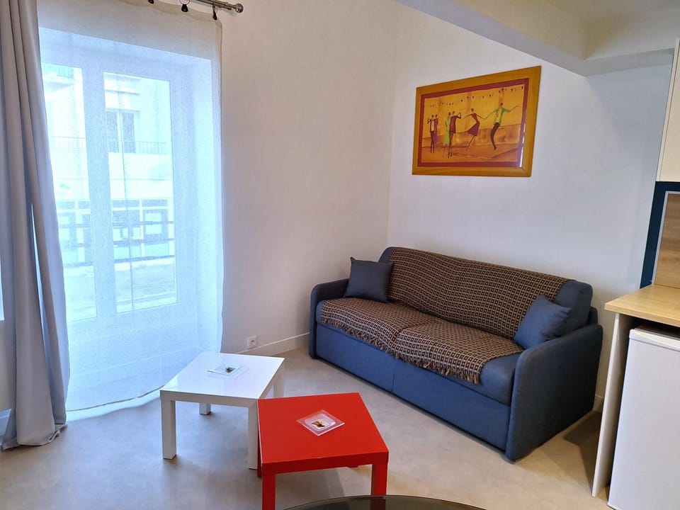 Bed, TV and multimedia, Living room, Seating area, internet