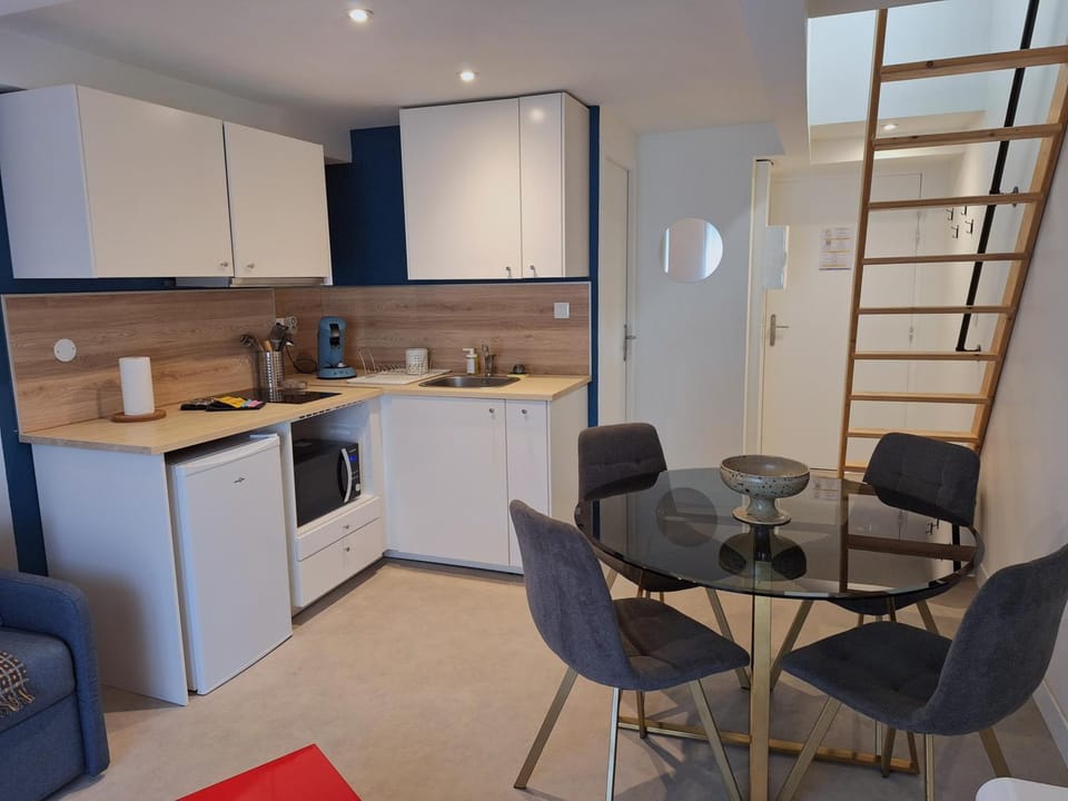 Coffee/tea facilities, Seating area, Dining area, internet, microwave, stove, toaster, kitchen