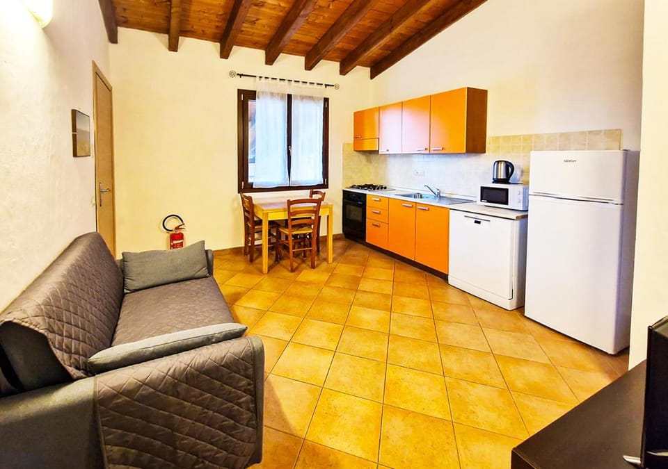 Kitchen or kitchenette, Living room, Seating area, Dining area, oven, stove