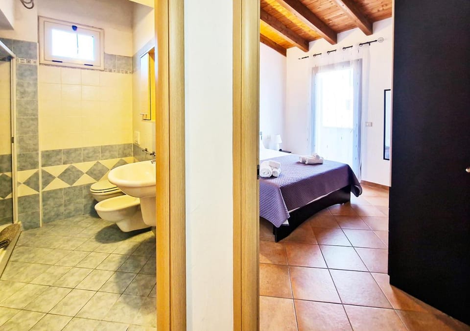 Shower, Toilet, Bed, Bathroom, Photo of the whole room, Bedroom, towels