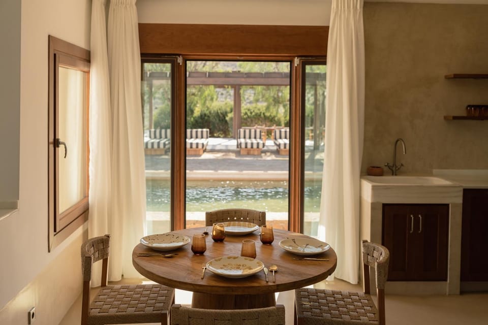 Dining area, Pool view, kitchen